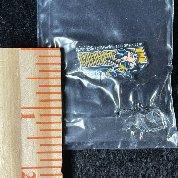 Mickey Mouse Disney World New Years 2001 Marathon Pin - Picture 3 of 4